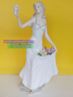 ตุ๊กตาตั้งโต๊ะพอร์ซเลนตกแต่งบ้าน รูปหญิงสาวเล่นกับนกน้อย งานเนี๊ยบเนียนสวยหรู