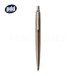 PARKER Jotter Premium Carlisle Brown Ballpoint Pen ปากกาลูกลื่น ป๊ากเกอร์ จ๊อตเตอร์ พรี่เมี่ยม คาร์ไลล์ สีน้ำตาล