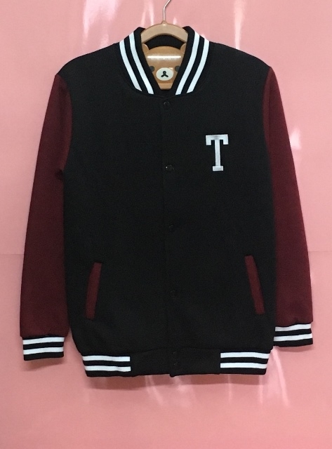 เสื้อแจ็คเก็ตเบสบอลดำ แขนเลือดหมู ปักชื่อตัวเอง