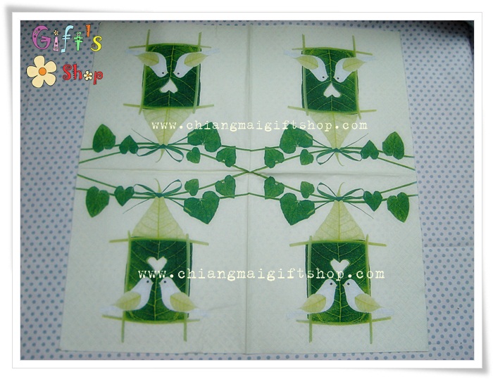 กระดาษแนปกิ้น ลายนกสีเขียวในรังนกที่ทำจากใบไม้ พื้นหลังสีเขียวอ่อน