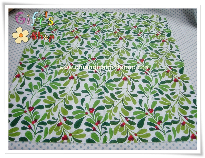 กระดาษแนปกิ้น ลายใบไม้เลื้อยสีเขียว ผลสีแดง พื้นหลังสีขาว