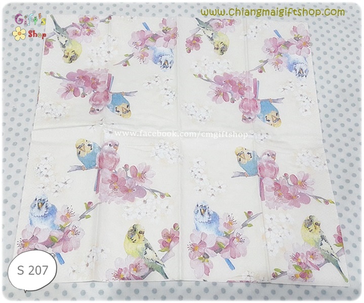กระดาษแนปกิ้น ลายนกสีฟ้า เขียวเหลือง ชมพู ดอกไม้สีขาว ดอกไม้สีชมพู พื้นหลังสีแอปปริคอต สีโอลด์โรส Parakeets apricot