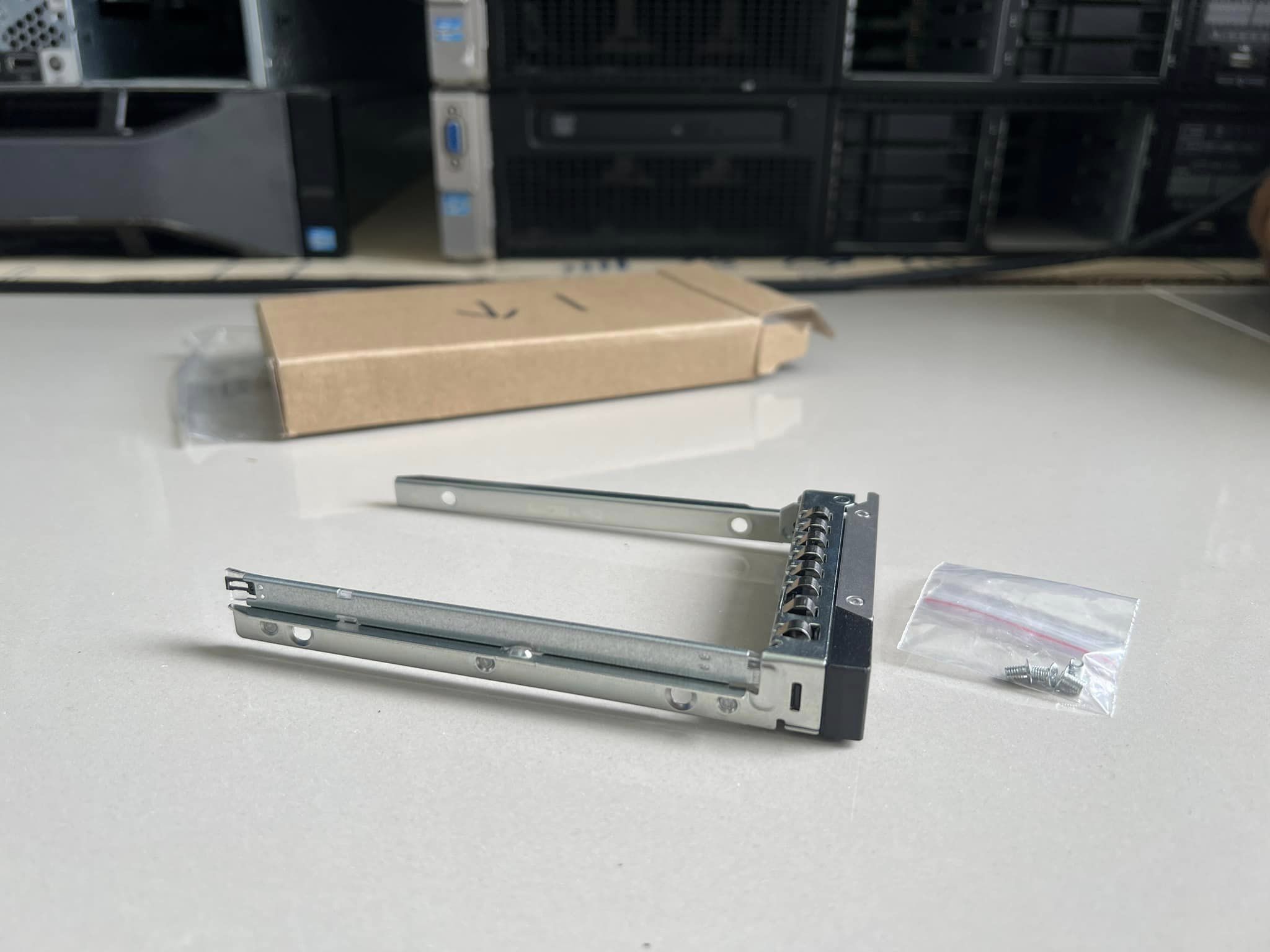 tray dell R440 R640 R740 R740xd R840 R940 R6415 R7415 R7425 2.5 นิ้ว gen 14 มือสองพร้อมใช้งาน