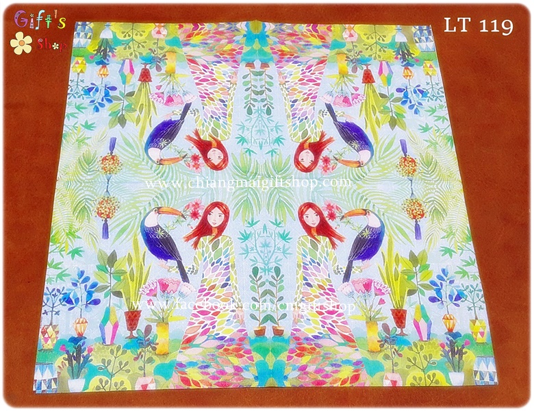 กระดาษแนปกิ้น ลายผู้หญิงผมยาวสีแดง ใส่ชุดลายใบไม้หลายสี กับนกเงือกตัวใหญ่สีน้ำเงิน และต้นไม้หลายสีหลายแบบ ในป่า พื้นหลังสีฟ้าอ่อน
