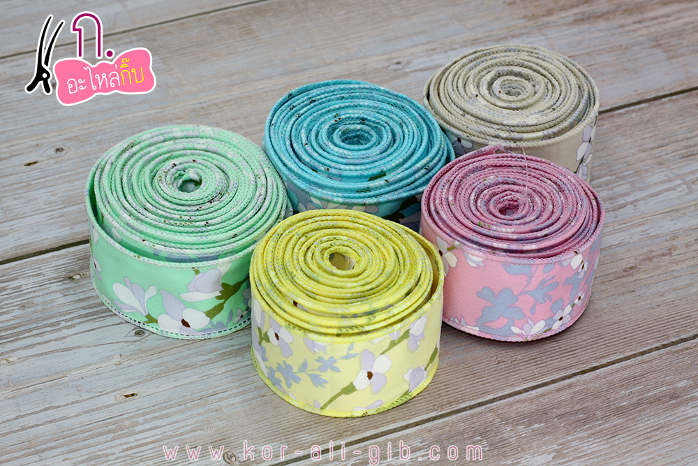 ริบบิ้นผ้าเย็บขอบ ลายดอกบุหงาส่าหรี ขนาด 4ซม. 2 หน้า(ขายเป็นหลา)