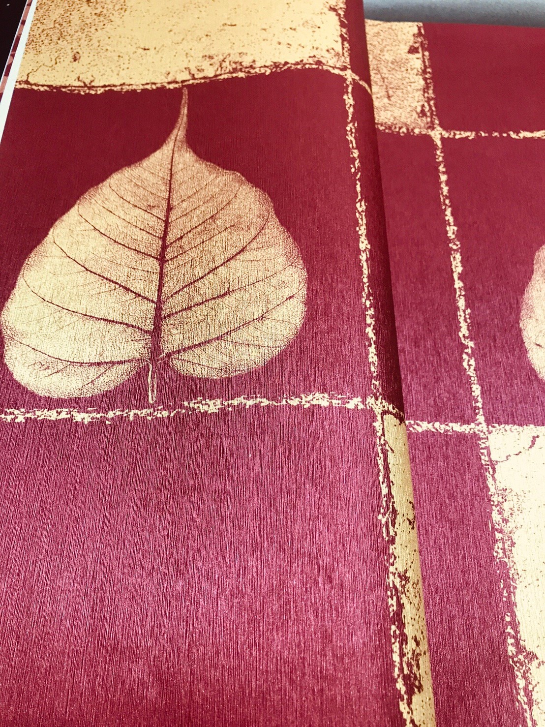 วอลเปเปอร์ลายไทย ใบโพธิ์ แดง-ทอง 124-8