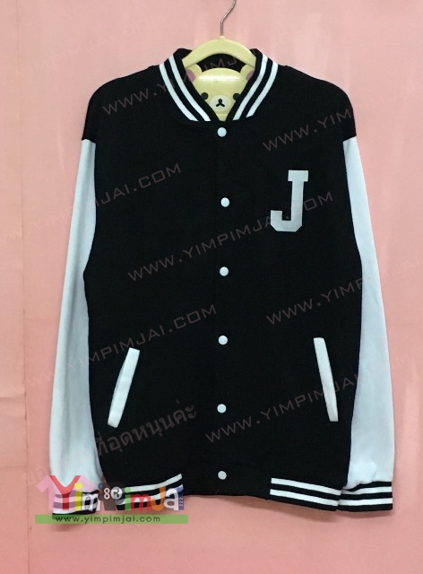 เสื้อแจ็คเก็ตเบสบอลดำขาว สกรีนอักษรย่อ J