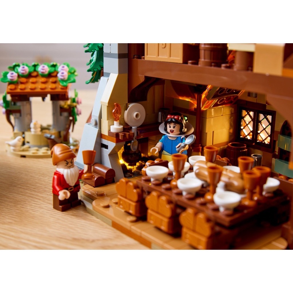 เลโก้ LEGO Exclusives Disney 43242 Snow White and the Seven Dwarfs' Cottage