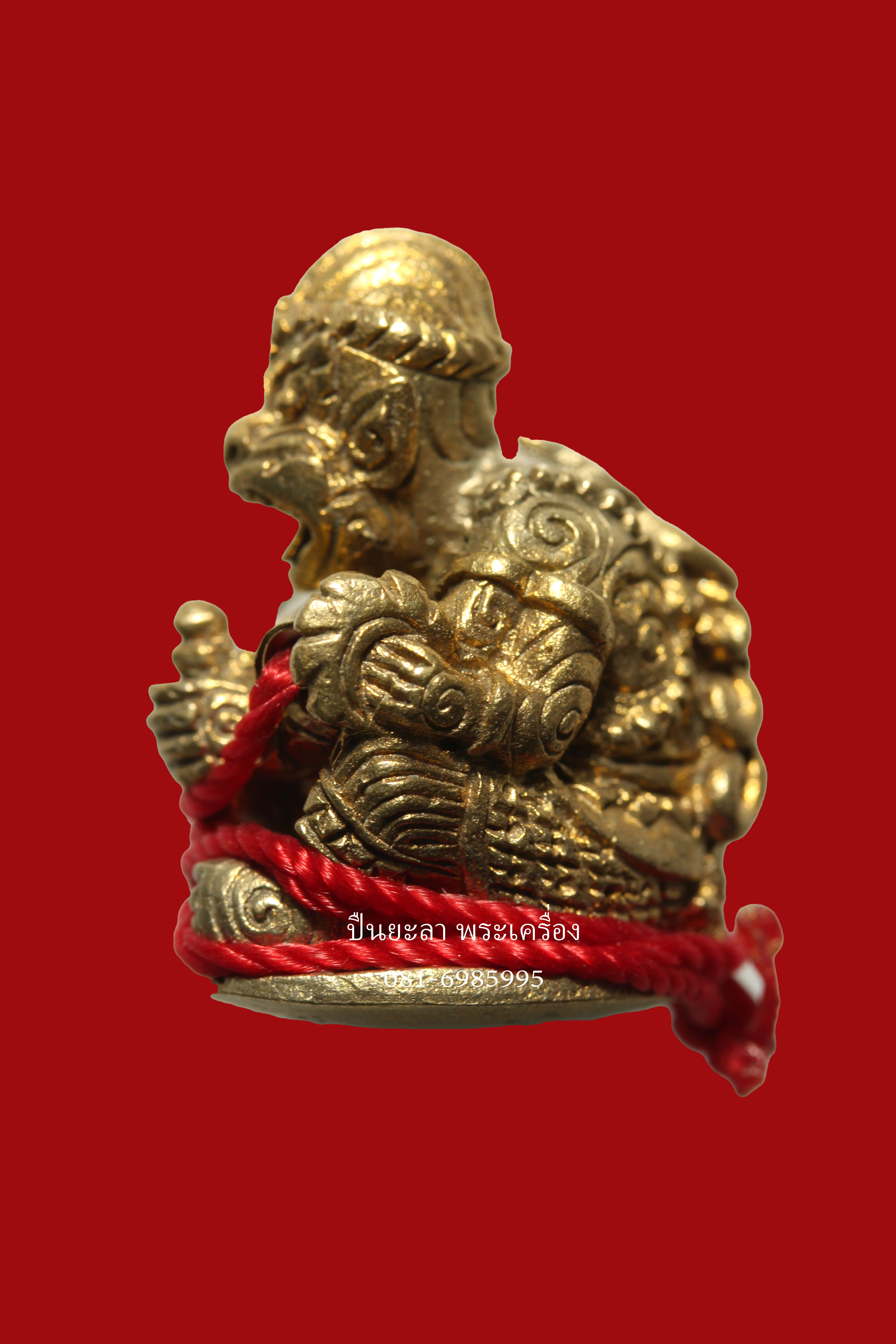 หนุมานสะกดทัพลังกาสุกะ อาจารย์แดง วัดไร่ จ.ปัตตานี เนื้อพระขรรค์ ถือตะกรุด ถูกด้วยสายสิญน์ มีไว้เพื่อชัยชนะ พร้อมจารย์ยันต์ใต้ฐาน 9 ตัว กล่องเดิม พระปี 2552 ครับสวยๆครับ