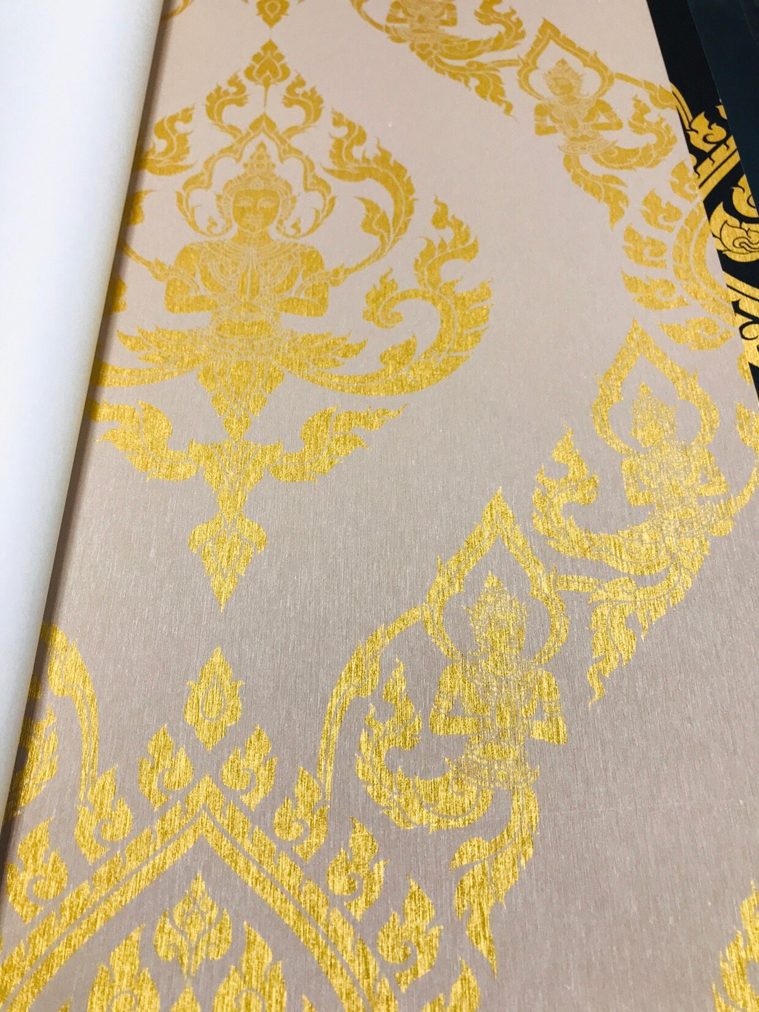 วอลเปเปอร์ลายไทย ลายเทพพนม เทา-ทอง 099-11