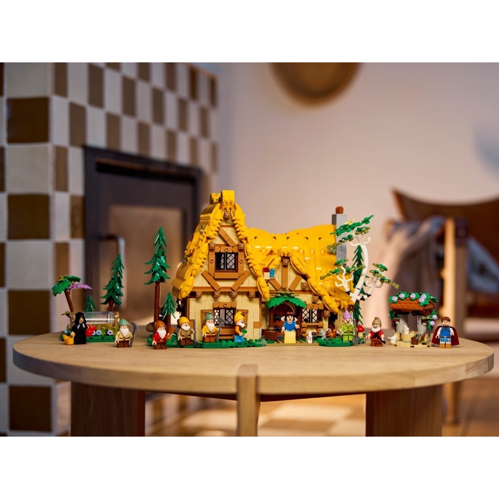 เลโก้ LEGO Exclusives Disney 43242 Snow White and the Seven Dwarfs' Cottage