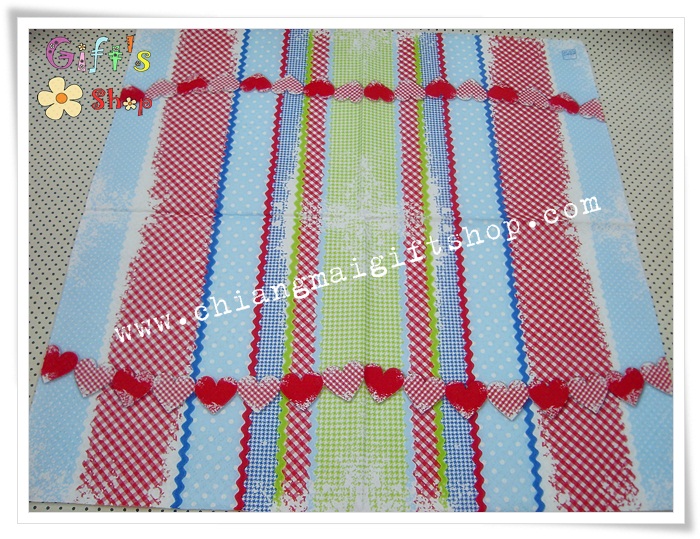 กระดาษแนปกิ้น ลายหัวใจสีแดง พื้นหลังลายทางสีเขียว แดง ฟ้า