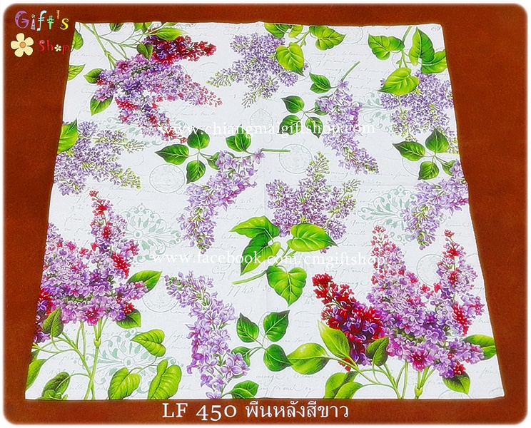 กระดาษแนปกิ้น ลายช่อดอกไม้สีม่วงเข้มม่วงอ่อน ดอกไลแลคสีม่วงแดง ใบสีเขียว พื้นหลังสีขาวมีตัวอักษรอังกฤษสีเทาอ่อน vintage style