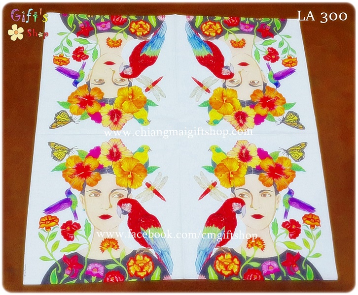 กระดาษแนปกิ้นยุโรป, ลายผู้หญิง, ลายหญิงสาวปากแดงเสื้อลายดอกไม้ มีดอกชบาสีส้มแดงเหลืองอยู่บนหัว3ดอก, มีนก2ัตัวและผีเสื้อเกาะ, ลายLa Dolorosa, พื้นหลังสีขาว
