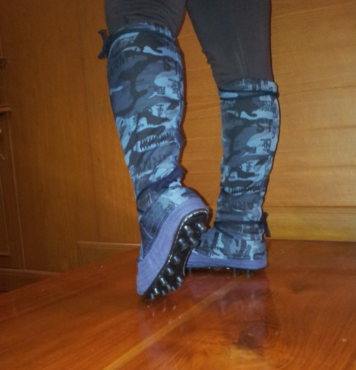 รองเท้าเดินป่า : พื้นปุ่มสตั๊ดเหมือนรองเท้านักฟุตบอล