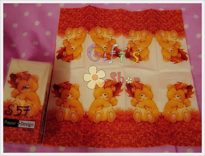 กระดาษแนปกิ้น ลายหมีถือใบเมเปิ้ล พื้นหลังสีครีม
