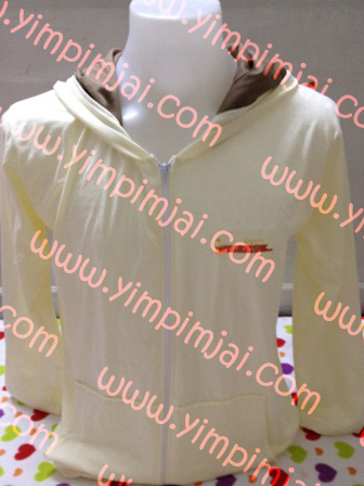 เสื้อฮู้ดสีครีมซ้อนหมวกน้ำตาล