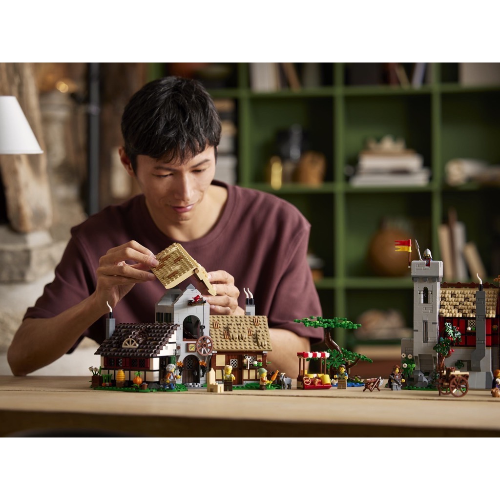 เลโก้ LEGO Exclusives 10332 Medieval Town Square