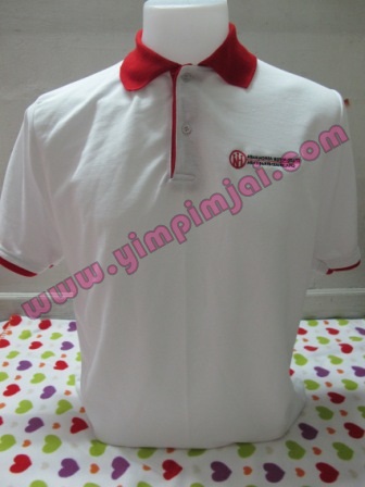 เสื้อโปโลสีขาว ปกแดง แลบแดง ปักโลโก้บริษัท