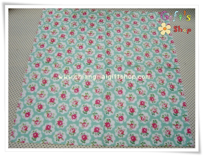 กระดาษแนปกิ้น ลายดอกไม้สีแดง พื้นหลังสีเขียว