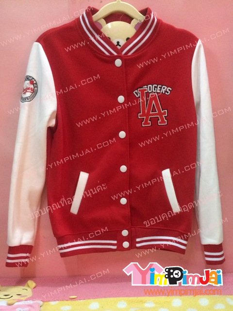 เสื้อกันหนาว เบสบอล สีแดง แขนขาว ลายตามสั่ง อกปัก LA หลังปักรูปนักเบสบอล