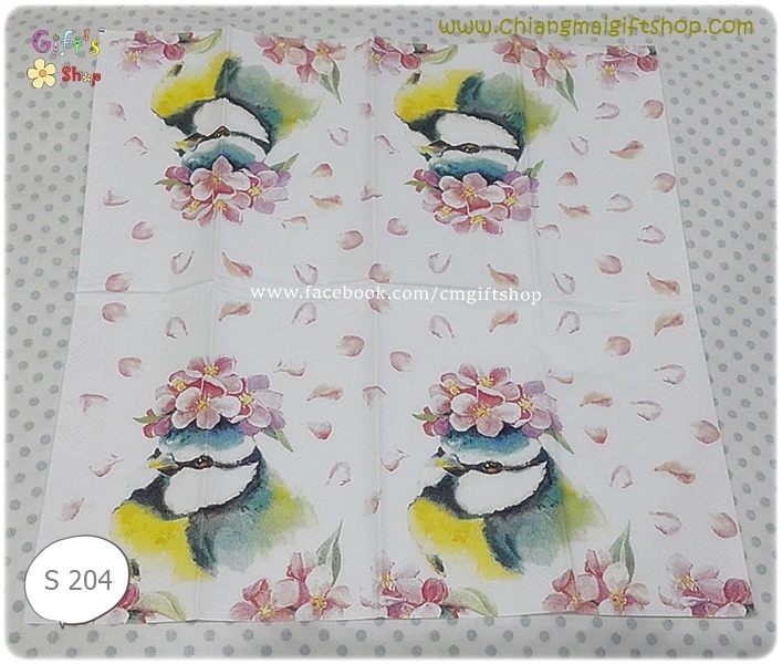 กระดาษแนปกิ้น ลายนกสีฟ้า ขาวเขียวเหลือง บนหัวมีดอกไม้สีชมพู ดอกซากุระสีชมพู กลีบดอกไม้สีชมพู พื้นหลังสีขาว Beautiful bird white