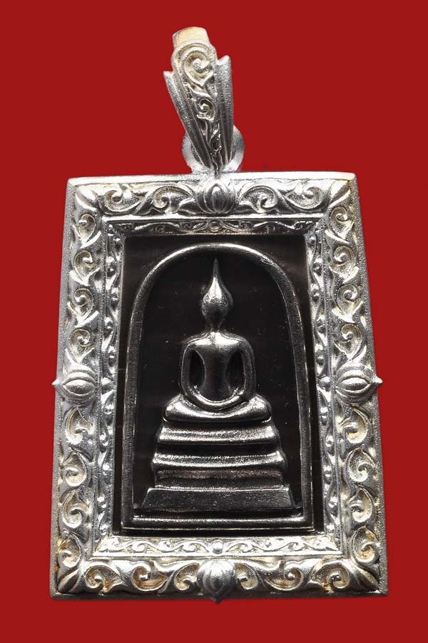 เหรียญพระสมเด็จพิมพ์ใหญ่ ฉลุลายยกองค์ เบญจบารมี เนื้อบรอนซ์นอก กรอบเงิน สวยๆ มากๆ ครับ