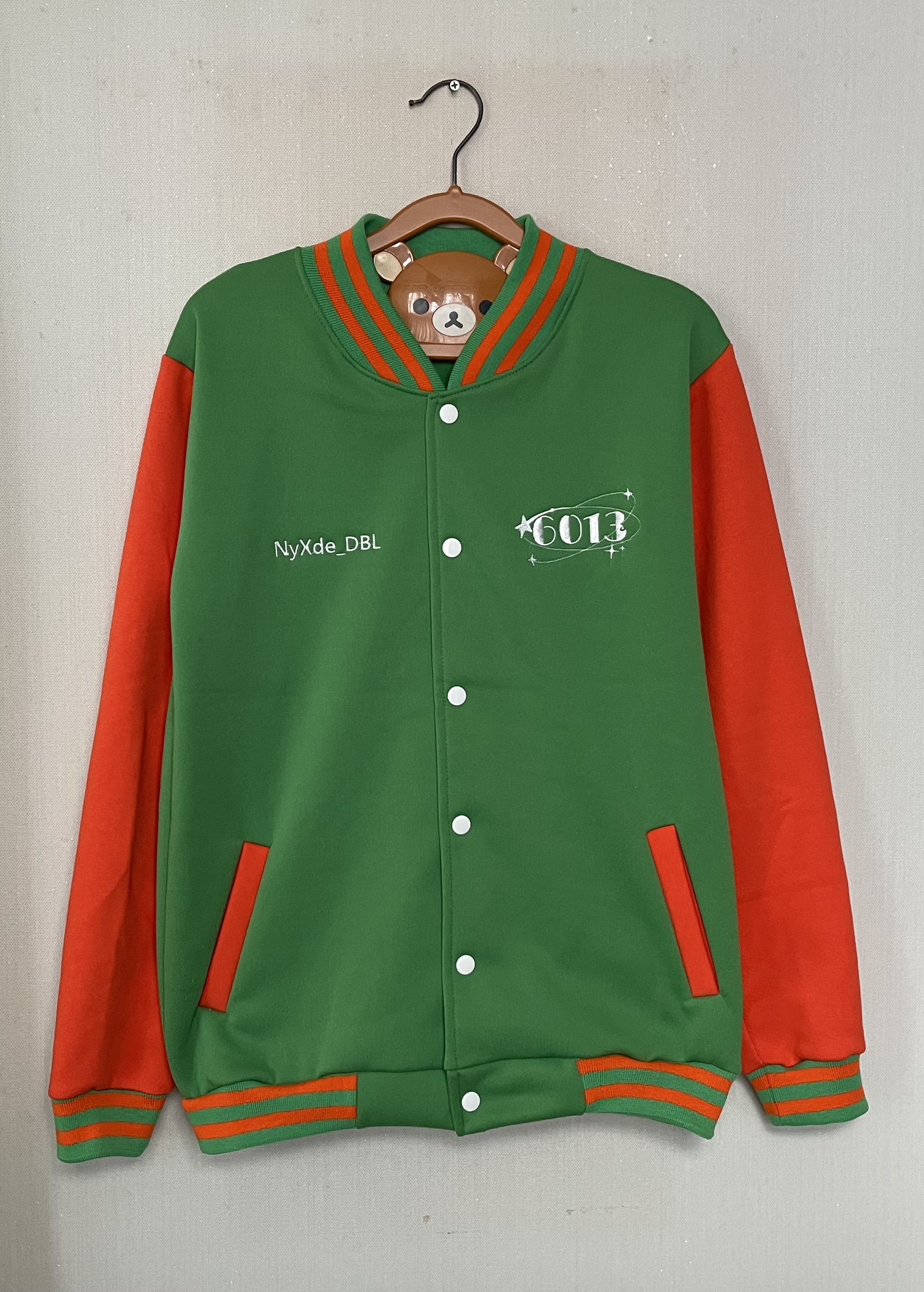 เสื้อแจ็คเก็ตเขียว แขนส้ม