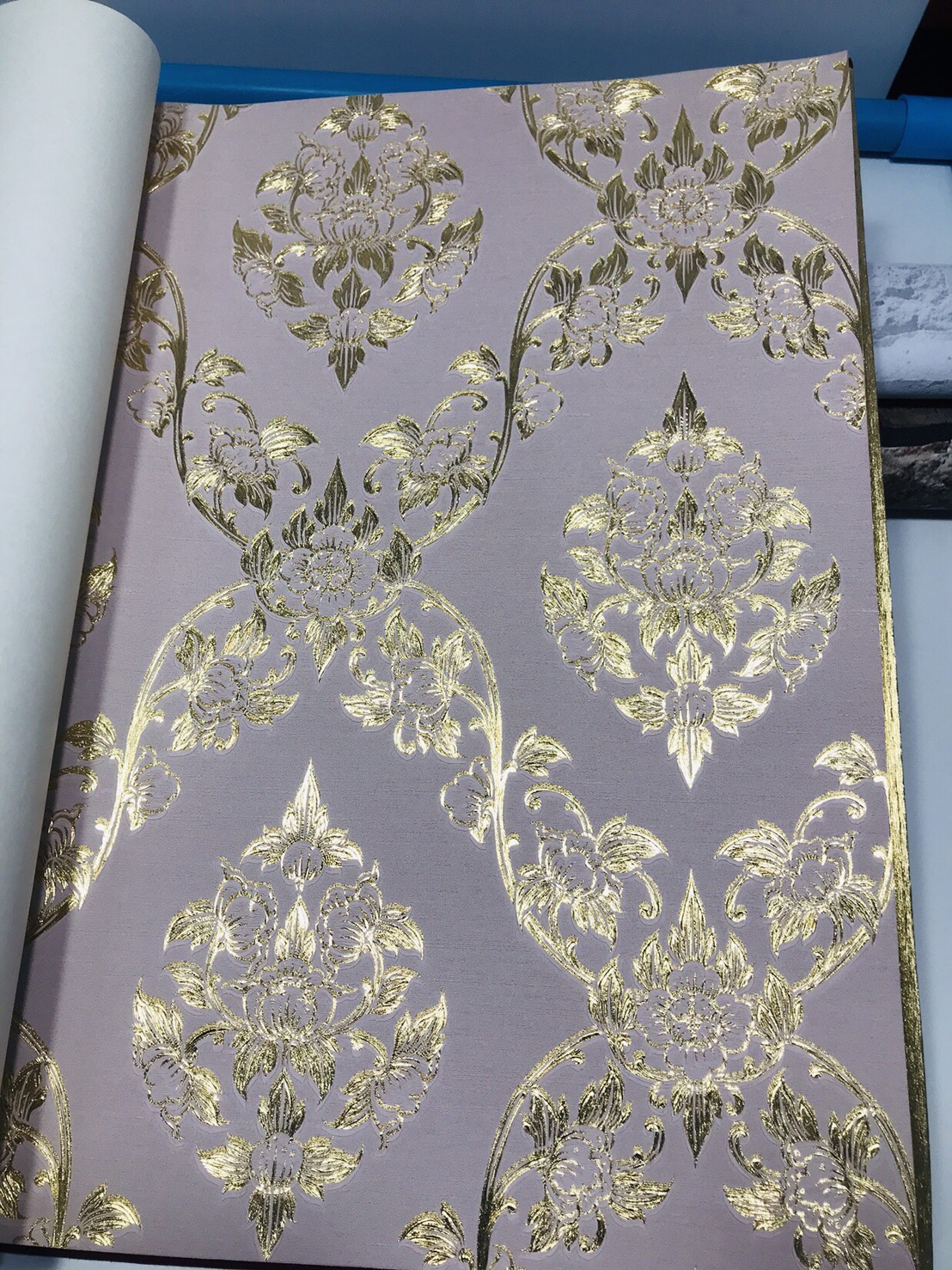 วอลเปเปอร์ลายไทย ดอกพุดตาน สีทอง-พื้นเทา RG101-02