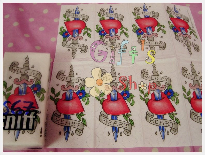 กระดาษแนปกิ้น ลายดาบปักหัวใจ พื้นหลังสีขาว