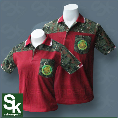 โปโลแดงเลือดหมู ต่อบ่าลายพราง ปกขลิบขาว /ป่าไม้ (สินค้าโปรโมชั่น).