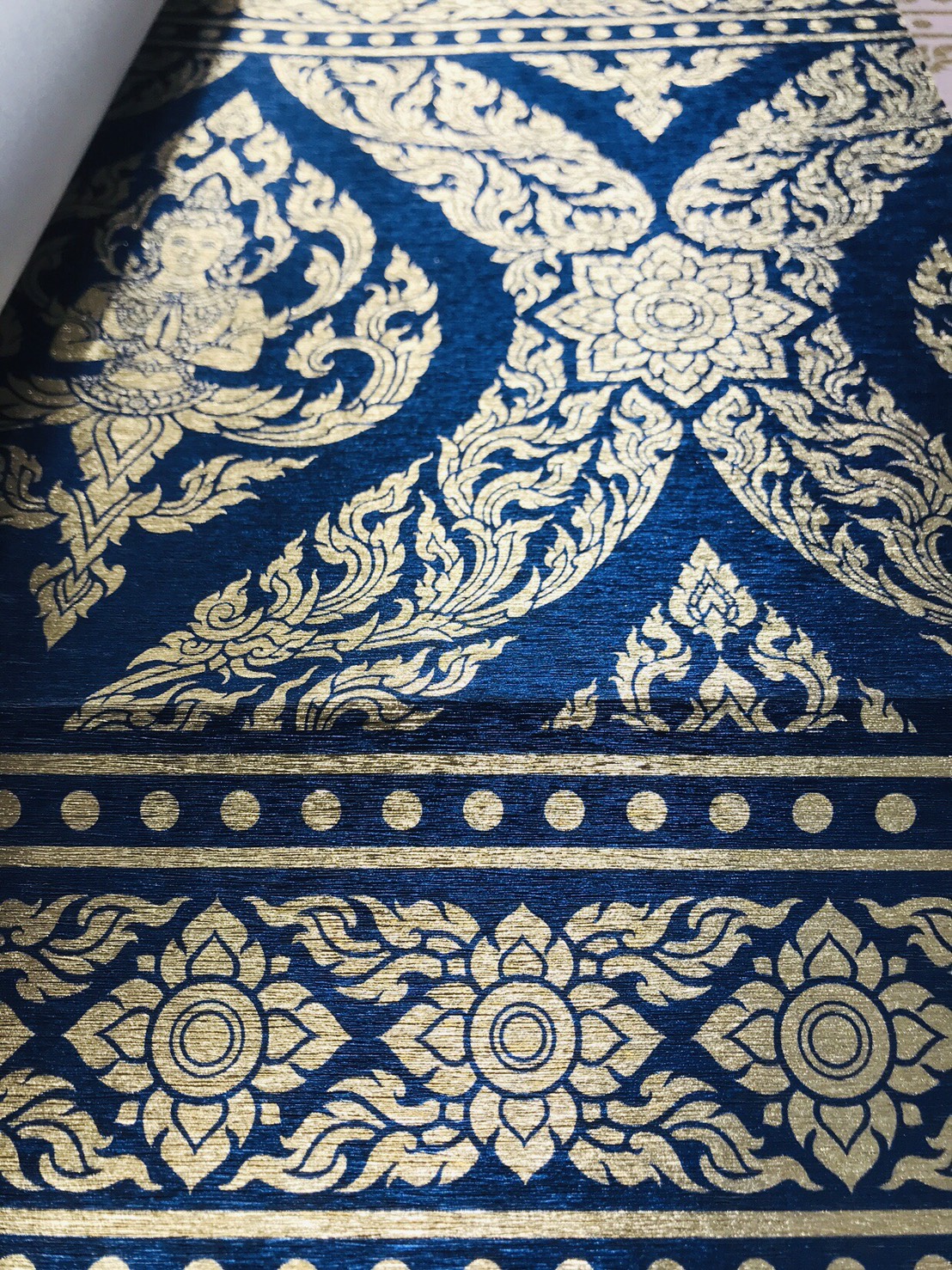 วอลเปเปอร์ลายไทย เทพพนม (ขอบบนล่าง) น้ำเงิน-ทอง 47-122-4