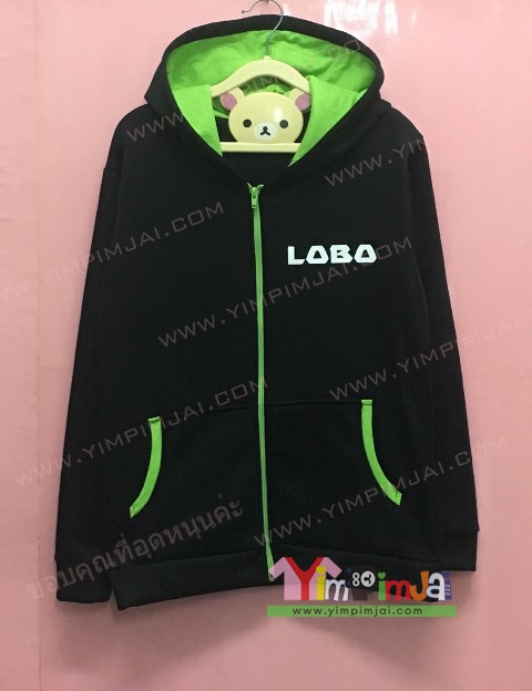 เสื้อฮู้ดสีดำซ้อนหมวกเขียว