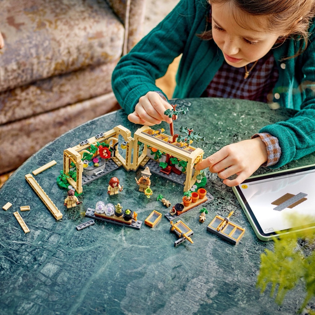 เลโก้ LEGO Harry Potter 76445 Hogwarts™ Castle: Herbology Class