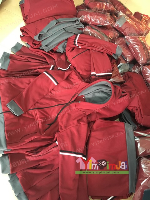 เสื้อแจ็คเก็ตฮู้ดสีเลือดหมู แต่งแถบแขนสองสี ทำเป็นเสื้อรุ่น เจาะตาไก่ใส่เชือก