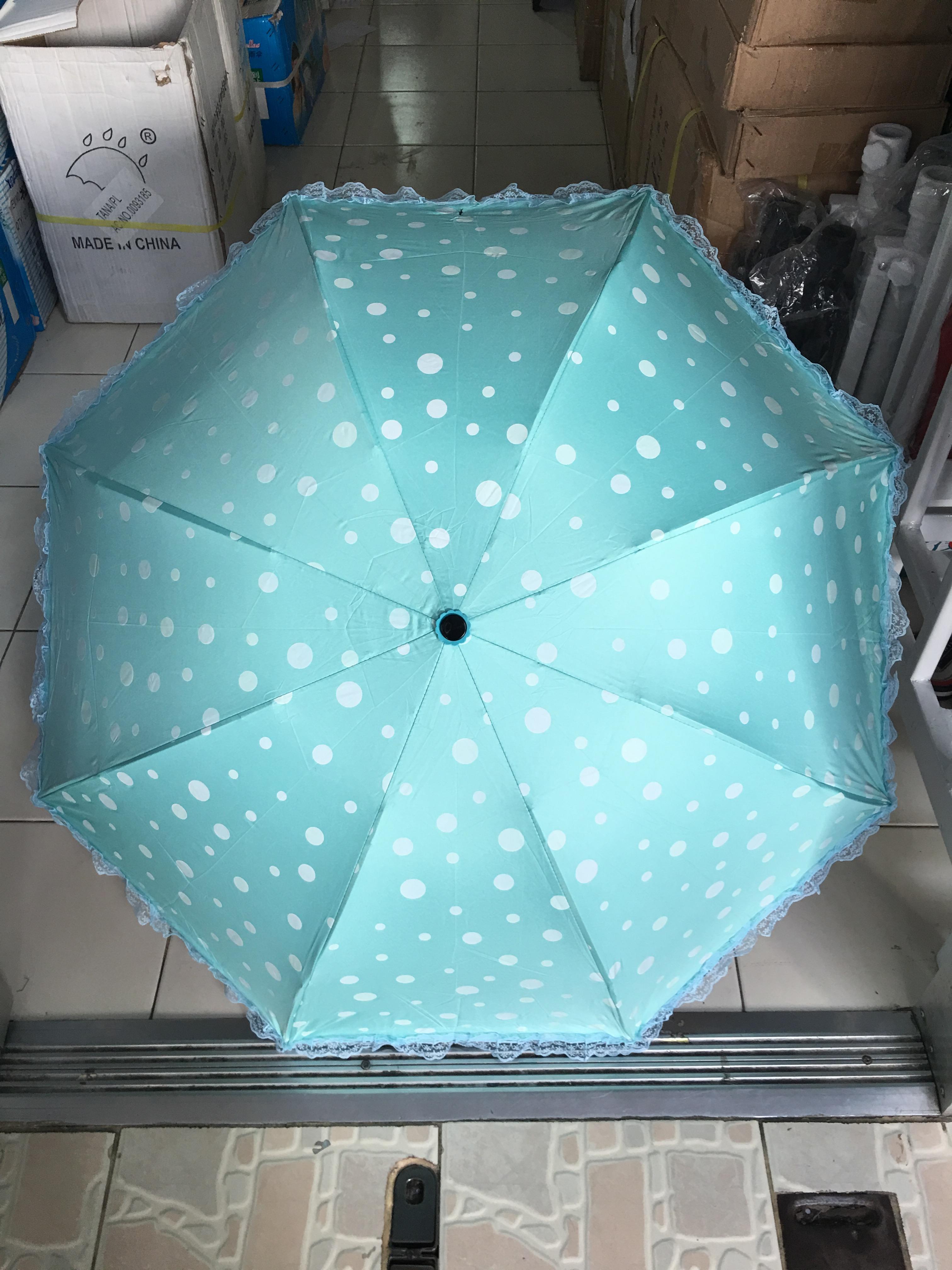 ร่มโค้งแฟชั่นลายจุดโดนแสงเปลียนสีได้ไม้มีระบายยูวีสีดำ