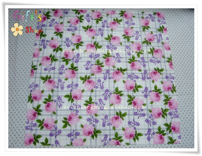 กระดาษแนปกิ้นยุโรป, ลายดอกกุหลาบ, ลายดอกกุหลาบสีชมพู, พื้นหลังลายสก็อตสีเทาขาว, ลายเต็มผืน, ลายดอกไม้พื้นหลังสีขาวหรือสีอ่อน