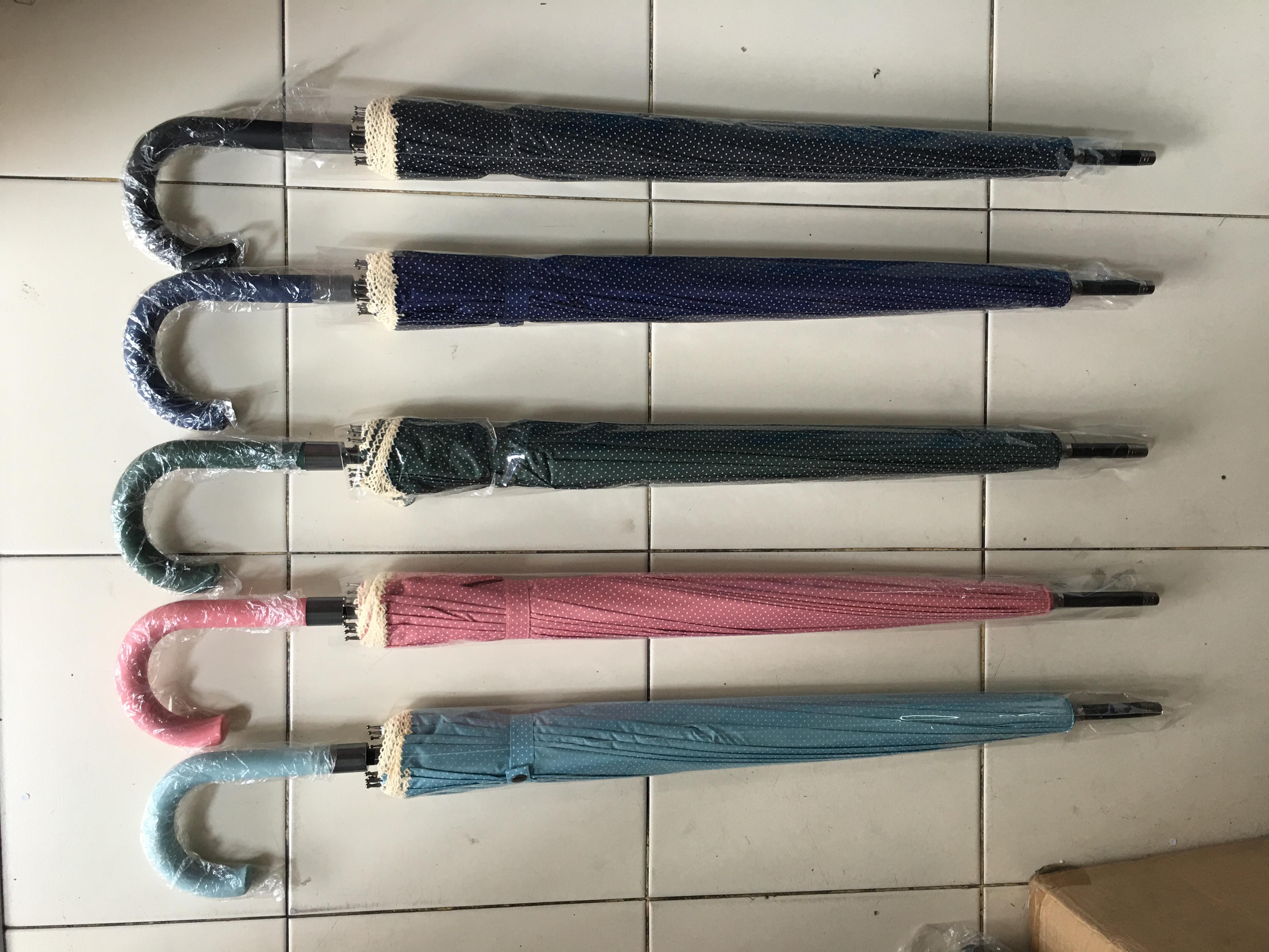 ร่มตอนเดียว23นิ้วลายจุดมีระบายลูกไม้มียูวีสีทอง