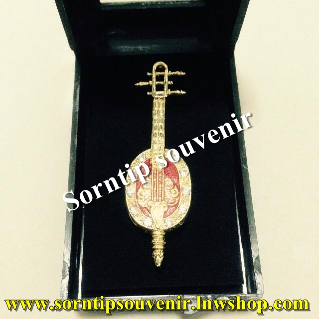 เข็มกลัดลายเครื่องดนตรี (พิณ)