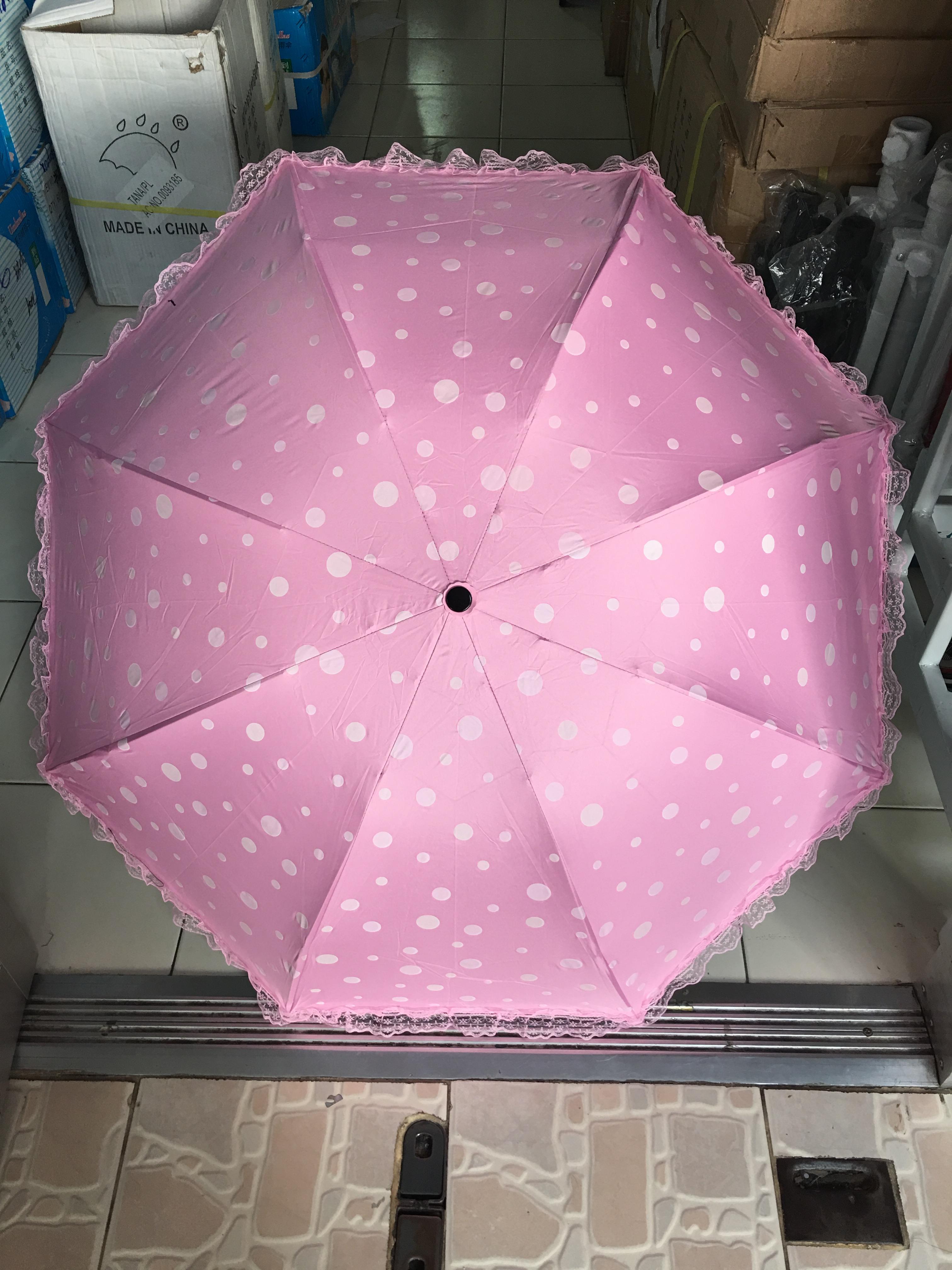 ร่มโค้งแฟชั่นลายจุดโดนแสงเปลียนสีได้ไม้มีระบายยูวีสีดำ