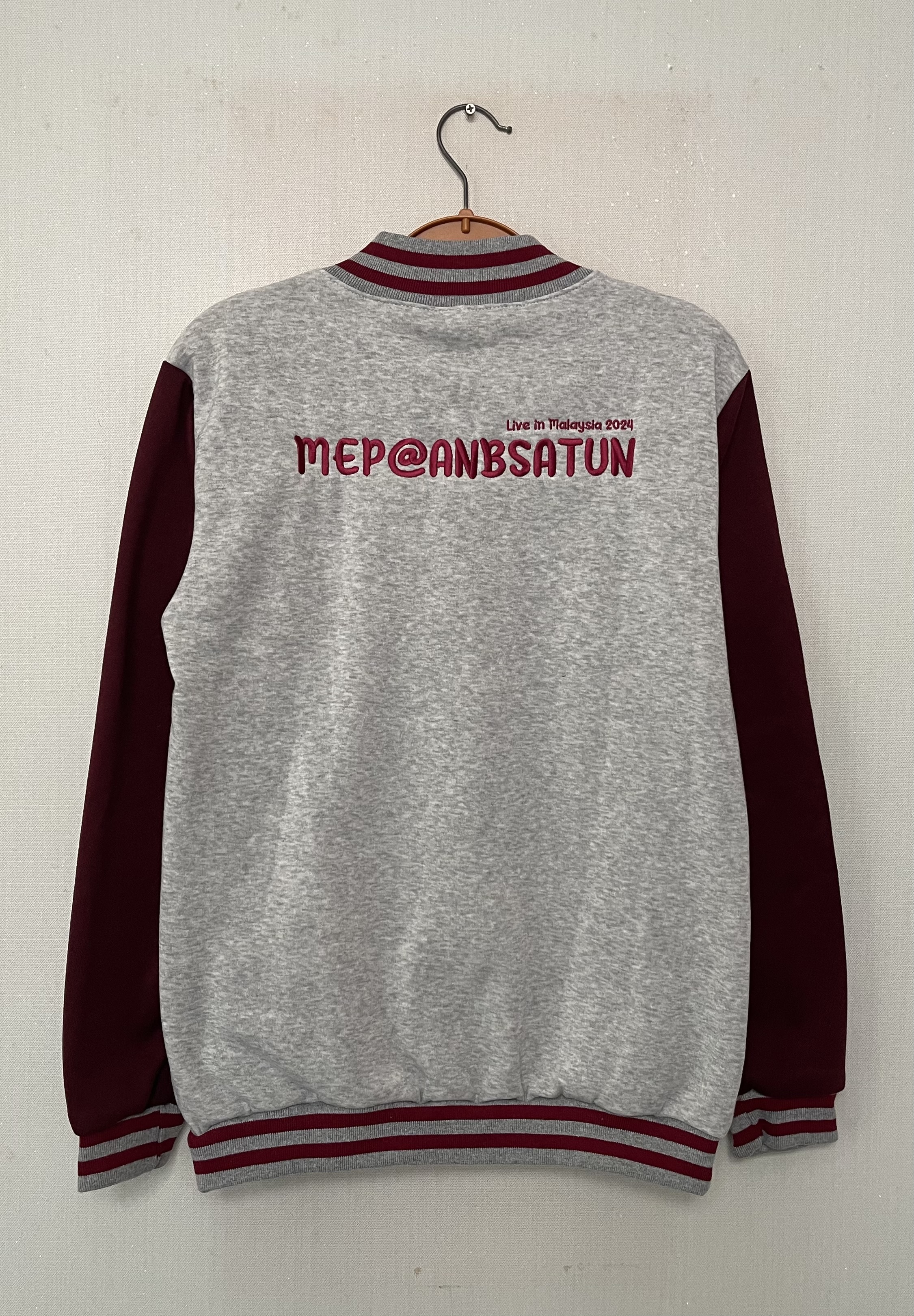 เสื้อแจ็คเก็ตเบสบอลเทา แขนเลือดหมู ปัก โรงเรียนอนุบาลสตูล