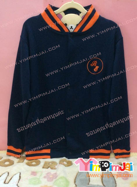 เสื้อกันหนาว สีดำ แขนยาว กระดุมดำ ขอบแขน ขอบคำ มีแถวส้ม สกรีนตามสั่ง Real Estate