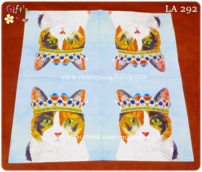 กระดาษแนปกิ้น ลายแมวสามสีสวมมงกุฎ แมวราชินี หน้าตรง พื้นหลังสีฟ้าอ่อน