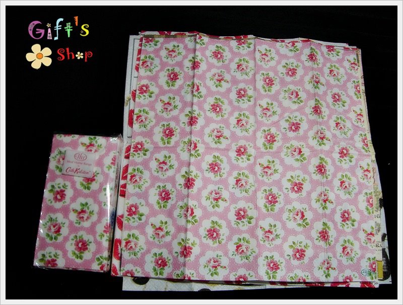 กระดาษแนปกิ้น ลายดอกกุหลาบสีแดง พื้นหลังสีชมพู
