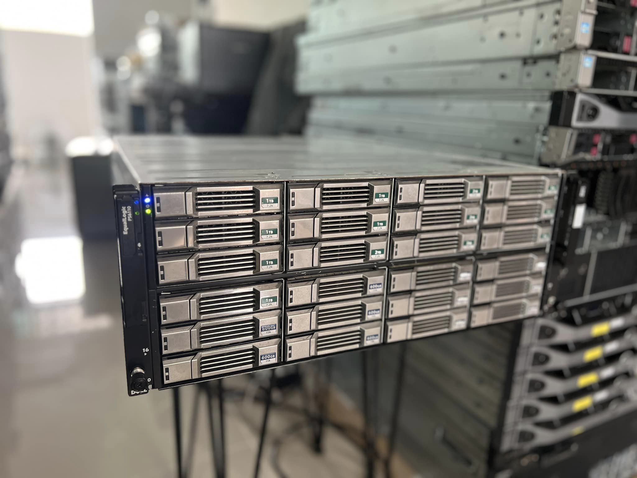 Dell Equallogic PS6110 มือสองพร้อมถาดฮาร์ดดิสครบ