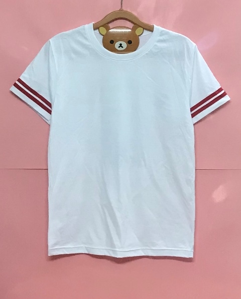 เสื้อยืดสีขาวแถบแขนแดง
