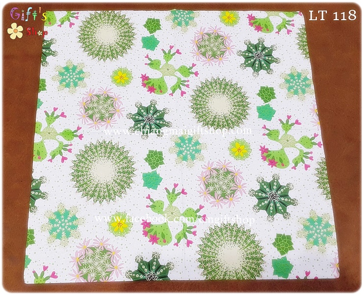 กระดาษแนปกิ้น ลายต้นกระบอกเพชรสีเขียวมองจากมุมบน ลายต้นแคคตัส cactus หลายแบบ บางต้นมีดอกสีแดง ชมพู เหลือง พื้นหลังสีขาวลายจุด