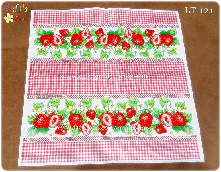 กระดาษแนปกิ้นยุโรป, ลายต้นสตรอเบอรี่ใบสีเขียว, ผล strawberryสีแดง, ดอกสีขาว, ติดกันเป็นแถว, ลายตารางแดงขาว, สก็อตแดงขาว, ลายผลไม้, พื้นหลังสีขาว, ลายสตรอเบอร์รี่