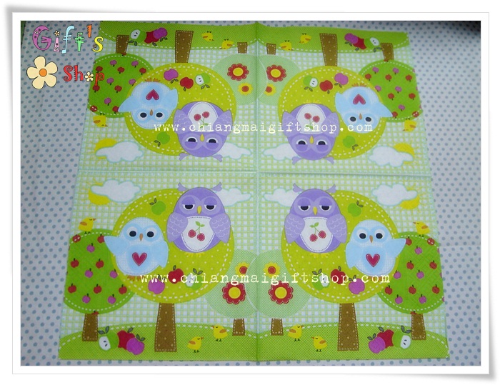 กระดาษแนปกิ้น ลายนกฮูกสีฟ้า สีม่วง เกาะต้นแอปเปิ้ล พื้นหลังสีเขียว