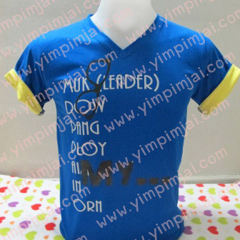 เสื้อยืดสีน้ำเงินพับแขน